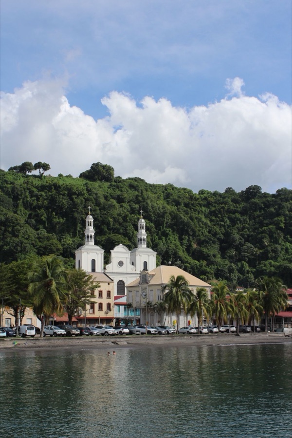 L’église de Saint-Pierre au bord de la mer, entourée de verdure.