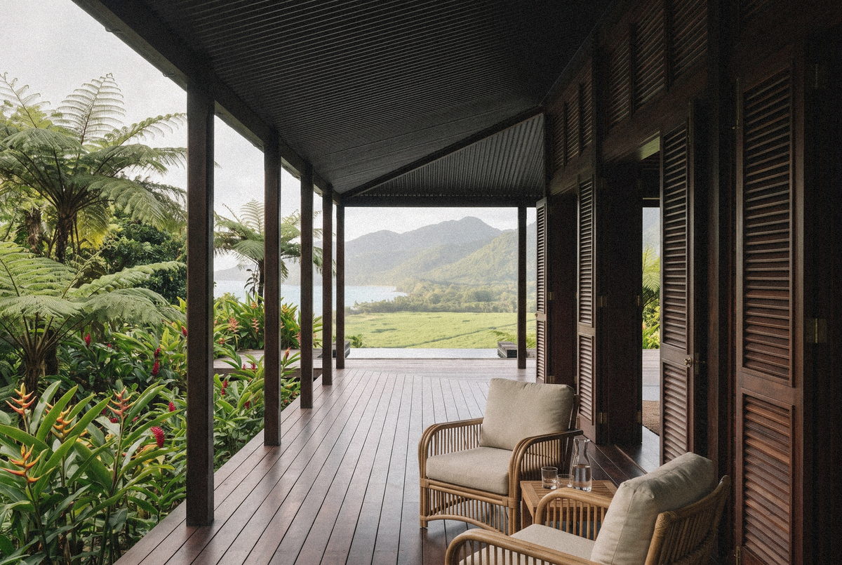 Véranda de la Villa Rivière, fauteuils en rotin et bord de la piscine face à la mer.